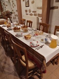 圣伊波利特Chambres Thirion的一张长桌子,上面有食物