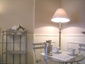 贝加莫圣特拉思默住宿加早餐旅馆的桌子上配有台灯和茶壶