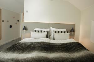 万塔哈梅库兰庄园酒店的卧室配有带白色枕头的大床