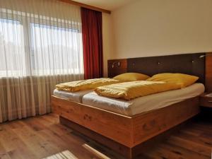 斯图姆布拉内格尔宾馆的一间卧室配有一张大床和木制床头板