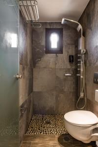 拉加纳斯GARDELLI RESORT的带淋浴和卫生间的浴室