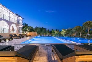 拉加纳斯Litore Luxury Living的一座大型游泳池,其周围设有长椅