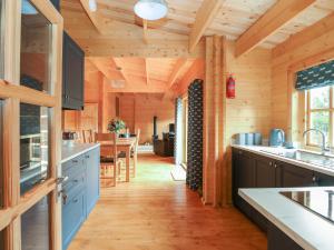 斯利福德Tythe Lodge的铺有木地板,设有木墙厨房。