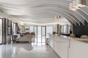 拉加纳斯GARDELLI RESORT的客厅设有天花板,享有海景