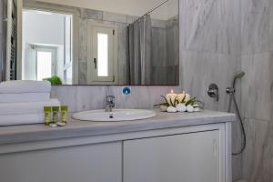 图罗斯欧丽雅酒店的一间带水槽和镜子的浴室