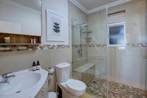 赫罗德斯湾Oppiesee Selfcatering Apartments的浴室配有卫生间、盥洗盆和淋浴。