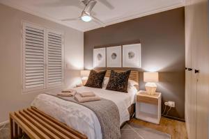赫罗德斯湾Oppiesee Selfcatering Apartments的一间卧室设有一张大床和一个窗户。