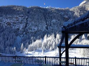 塞拉克卡斯卡德Spa酒店的享有雪覆盖的山林美景