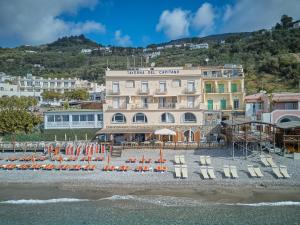 马萨鲁布朗斯Taverna Del Capitano的海滩上带椅子和遮阳伞的酒店