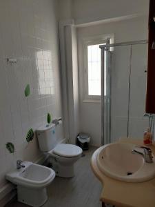 阿德拉Tranquila casa frente al mar的浴室配有卫生间、盥洗盆和淋浴。