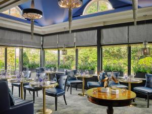 基拉尼基拉尼兰德尔斯酒店的餐厅设有桌椅和大窗户。