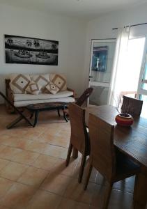 萨尔雷Apartments Mistral Estoril Beach的客厅配有桌子和沙发