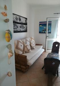 萨尔雷Apartments Mistral Estoril Beach的客厅的角落里配有沙发