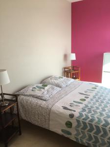 圣让-德蒙Cap Eden的一间卧室配有一张床和紫色的墙壁