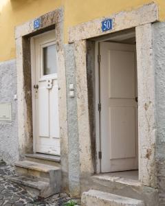里斯本阿法玛耶罗酒店的建筑物一侧的两扇白色门