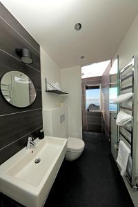伊卢利萨特埃斯费尔德酒店的一间带水槽、卫生间和镜子的浴室