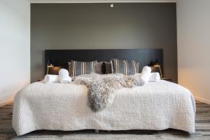 伊卢利萨特埃斯费尔德酒店的一间卧室配有一张带毯子和枕头的床。