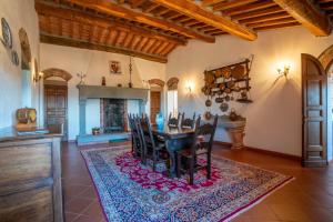 MontisiIl Casone的客厅配有桌椅和壁炉