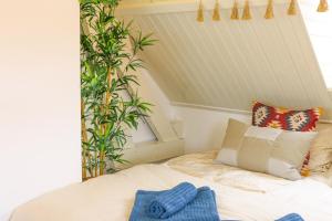 米德尔堡Stylish City apartments Middelburg的植物间的一张床