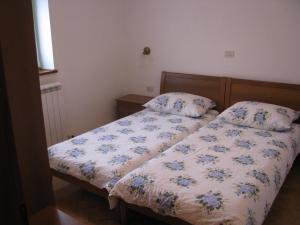 PliskovicaTourist Farm Petelin-Durcik的一间卧室配有一张带花卉棉被的床