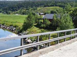 SkauMarian's home的一座河上的桥梁,有一座建筑的背景