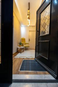 Avelar9 Quartos Alojamento的通往带黄色椅子的客厅的开放式门
