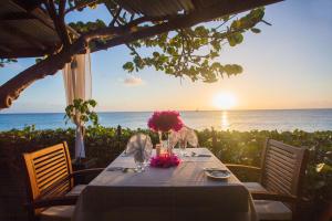 圣约翰斯Keyonna Beach Resort Antigua - All Inclusive - Couples Only的海景餐桌