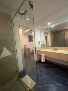 圣安德烈斯岛民得可麦仑酒店&度假村 - 全包的带淋浴和盥洗盆的浴室