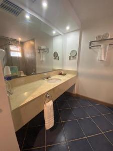 圣安德烈斯岛民得可麦仑酒店&度假村 - 全包的一间带水槽和大镜子的浴室