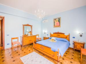 巴塞罗纳-波佐戈托Belvilla by OYO Appartamento spinesante的一间卧室配有一张床、梳妆台和镜子