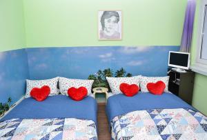 柏林阿莱克斯顶级景致&城市酒店的一间卧室配有两张带红色心形枕头的床