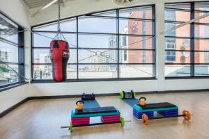 皇冠假日利物浦市中心酒店的健身中心和/或健身设施