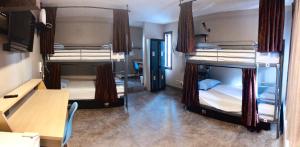班夫班夫国际青年旅舍的配有书桌的客房内的两张双层床