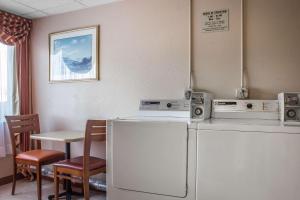 土桑Comfort Inn & Suites near Kino Sports Complex的厨房配有冰箱和桌椅