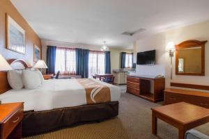 新奥尔良市Quality Inn & Suites Crescent City Redwood Coast的酒店客房设有一张大床和一台电视。