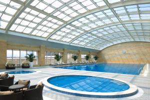 北京丽都皇冠假日酒店内部或周边的泳池