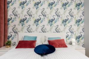 波兹南Sleepway Apartments - Strzelecka 29A-15的一间卧室配有一张鸟壁纸床