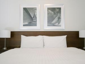 霍巴特皮尔萨默塞特酒店的床上方两张带白色枕头的框图