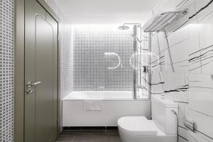 考纳斯考那斯酒店的一间带卫生间和浴缸的浴室