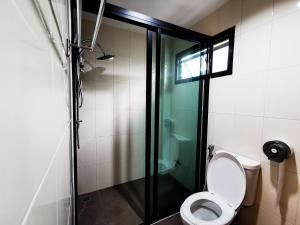 莱卡邦QG度假酒店的一间带卫生间和玻璃淋浴间的浴室