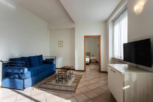 帕尔马凯沃尔公寓的客厅配有蓝色的沙发和电视