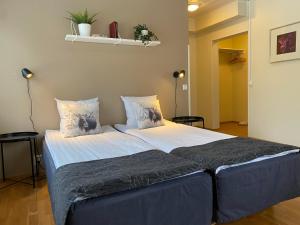 罗瓦涅米阿克内斯公寓式酒店的一间卧室配有一张大床,提供蓝色的床单和枕头