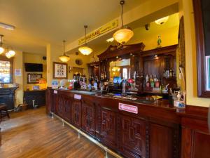 莱姆河下游的纽卡尔斯维多利亚酒店的酒吧里有很多酒