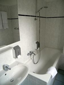 KEMPE康福特酒店的一间浴室