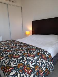 科尔特瓦妮娜公园酒店的一间卧室配有一张带彩色毯子的床