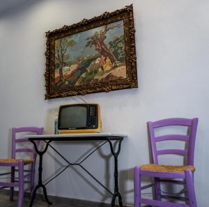 Aphrodite Art Hotel Aegina的电视和/或娱乐中心