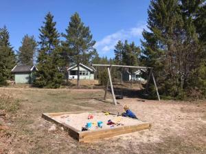 埃克勒Marbyfjärden seaside village Lyckan的儿童在公园的沙箱玩耍