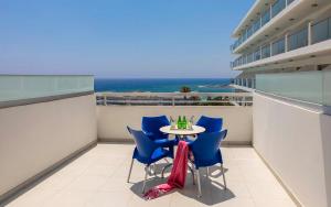 阿依纳帕Tofinis Hotel的一个带桌椅的海景阳台