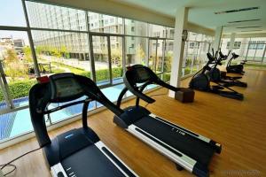 曼谷Nice Condo near Ramkhamhaeng 60, Lam Sali MRT的大楼内有3台有氧运动器材的健身房