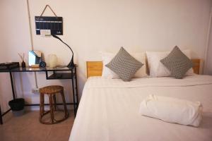 绿色睡眠旅舍客房内的一张或多张床位